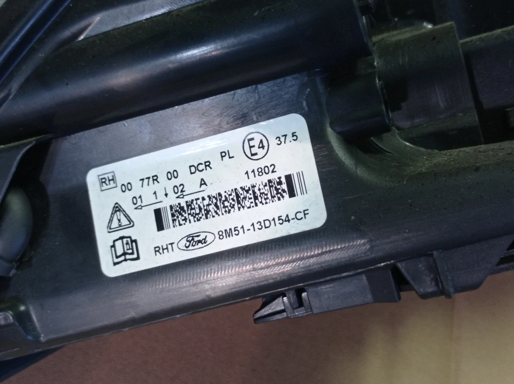 8M51-13D154-CF Ford Focus MK2 pravé světlo Xenon