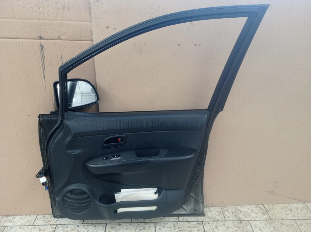 Kia Carens pravé přední dveře