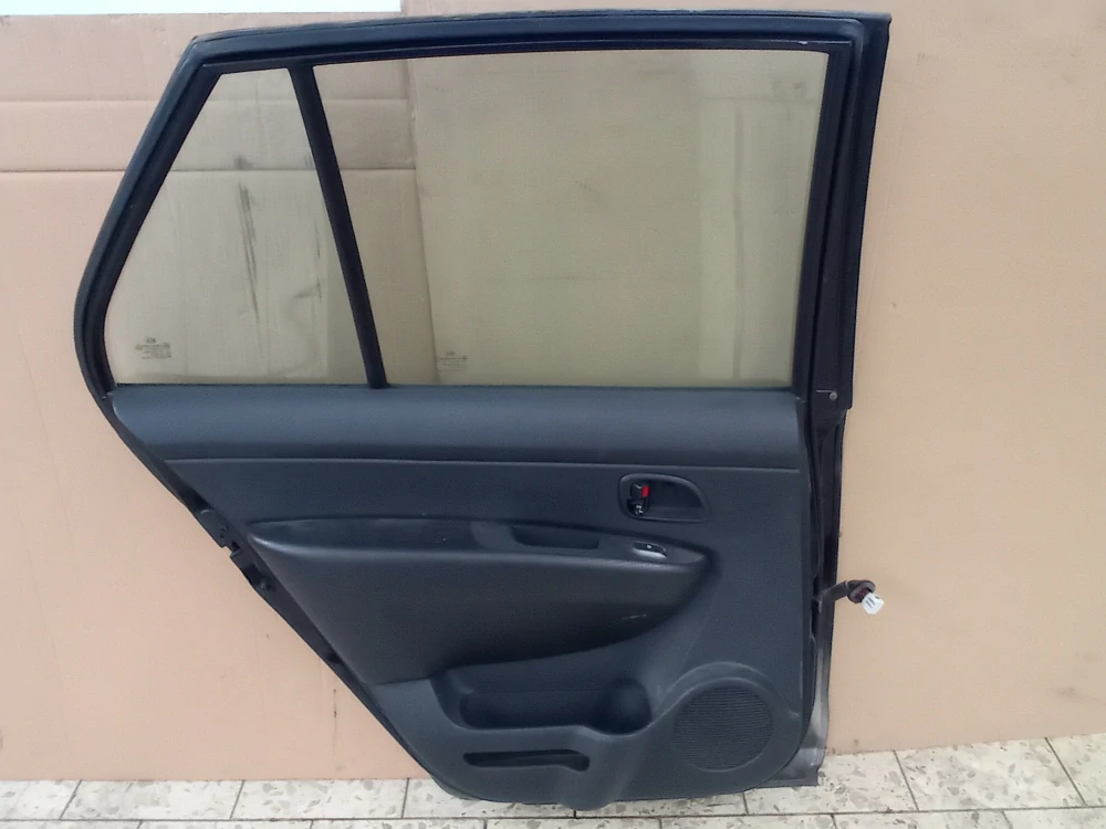 Kia Carens levé zadní dveře