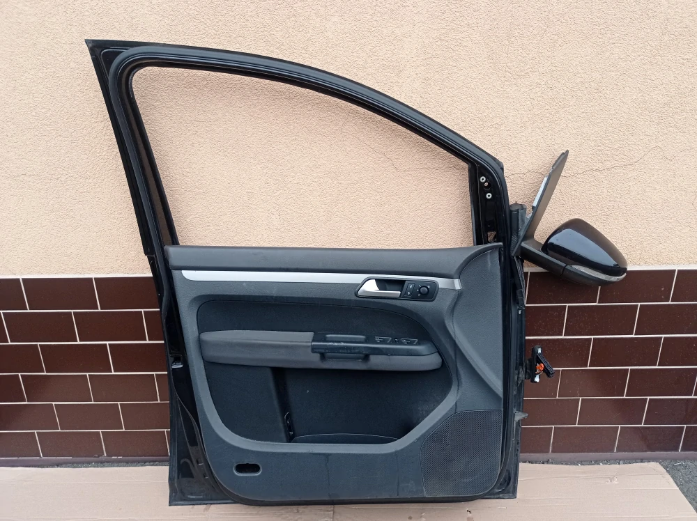 Volkswagen Touran levé přední dveře