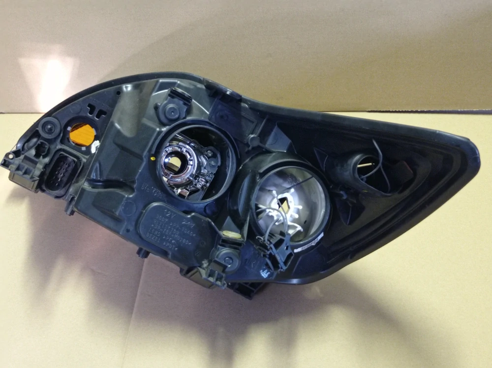 8M51-13D154-CF Ford Focus MK2 pravé světlo Xenon