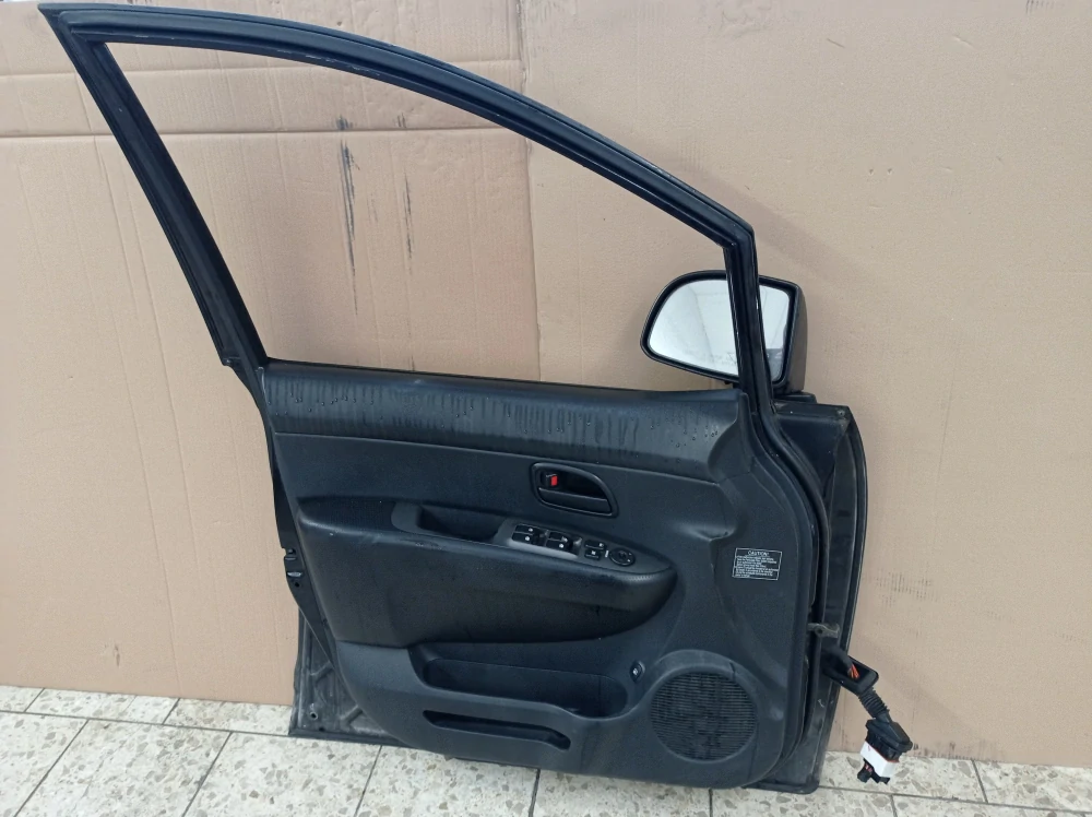 Kia Carens levé přední dveře