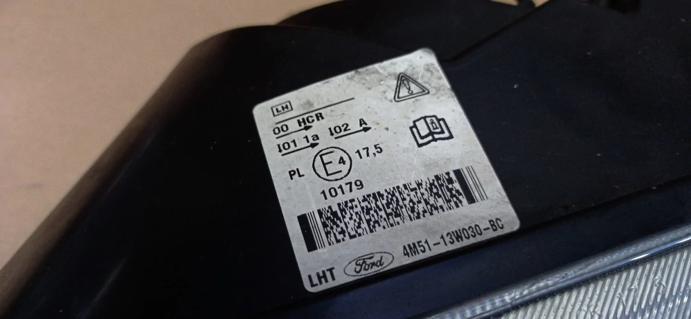 4M51-13W030-BC 4M51-13099-BD Ford Focus světlo