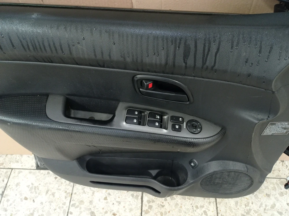 Kia Carens levé přední dveře