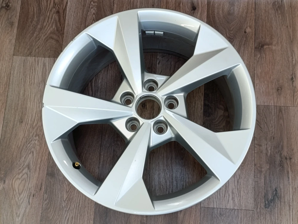 5x112 Audi A3 8Jx18 ET46 číslo 8Y0601025CP s2 alu disky