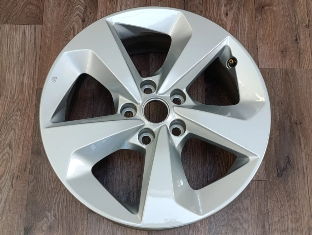 5x114,3 Nissan 7Jx17 ET40 číslo dílu 1C58HV01C  s3 alu disky